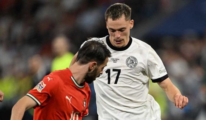 Florian Wirtz berusaha melewati Bernardo Silva