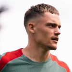 Florian Wirtz mengenakan jersey latihan Liverpool