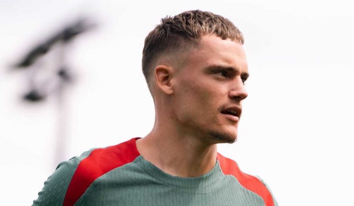 Florian Wirtz mengenakan jersey latihan Liverpool
