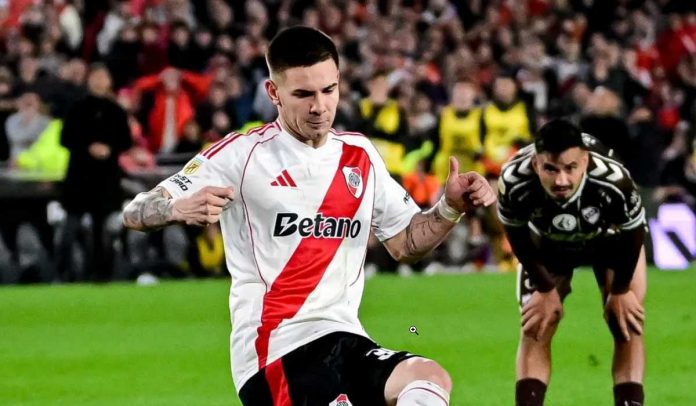 Franco Mastantuono mengeksekusi penalti untuk Rver Plate