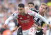 Gabriel Martinelli mencoba lepas dari kawalan Emil Kraft