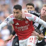 Gabriel Martinelli mencoba lepas dari kawalan Emil Kraft