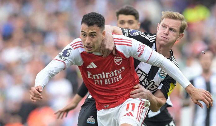 Gabriel Martinelli mencoba lepas dari kawalan Emil Kraft