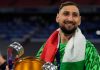 Gianluigi Donnarumma mengangkat trofi Liga Champions