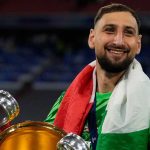 Gianluigi Donnarumma mengangkat trofi Liga Champions