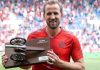 Harry Kane dengan trofi Pemain Terbaik Bundesliga Musim Ini