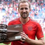 Harry Kane dengan trofi Pemain Terbaik Bundesliga Musim Ini