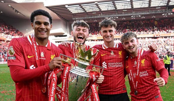 Harvey Elliot berfoto bersama Jarrel Quansah, Conor Bradley dan Tyler Morton