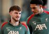 Harvey Elliot berjalan bersama Jarrel Quansah