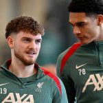 Harvey Elliot berjalan bersama Jarrel Quansah