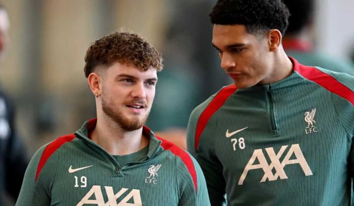 Harvey Elliot berjalan bersama Jarrel Quansah