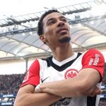 Hugo Ekitike duduk menghadap fans merayakan gol untuk Eintracht Frankfurt