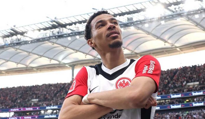 Hugo Ekitike duduk menghadap fans merayakan gol untuk Eintracht Frankfurt