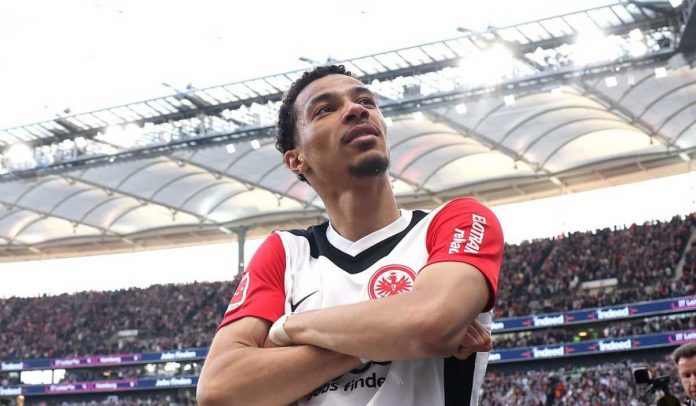 Hugo Ekitike merayakan golnya untuk Frankfurt