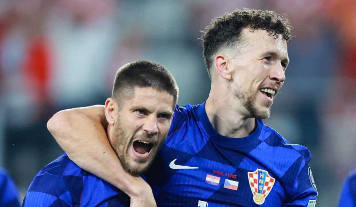Ivan Perisic merayakan golnya bersama Andrej Kramaric