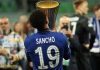 Jadon Sancho mencium trofi Liga Konferensi Eropa