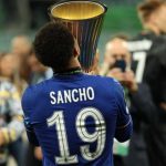 Jadon Sancho mencium trofi Liga Konferensi Eropa