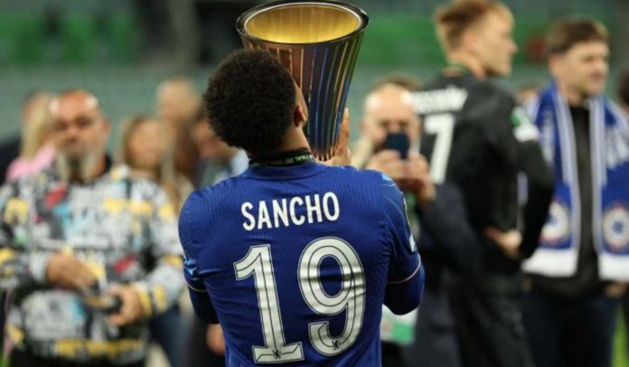 Jadon Sancho mencium trofi Liga Konferensi Eropa