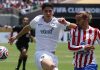 Jair Cunha berebut bola dengan Antoine Griezmann