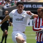 Jair Cunha berebut bola dengan Antoine Griezmann