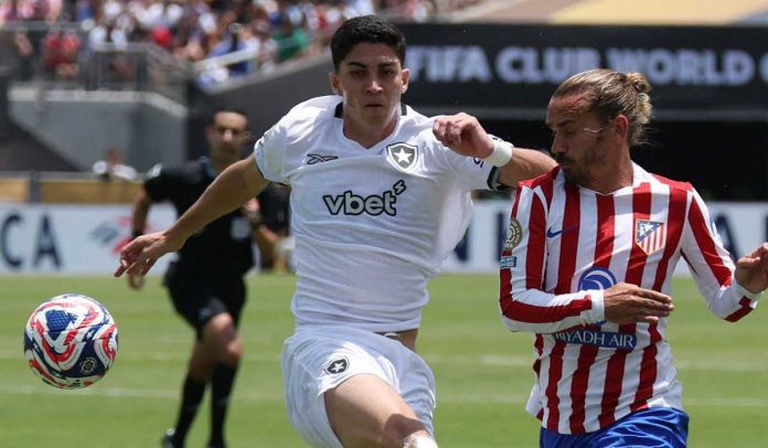 Jair Cunha berebut bola dengan Antoine Griezmann