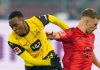 Jamie Gittens melewati Joshua Kimmich di laga Borussia Dortmund v FC Bayern Munchen