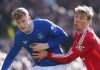 Jarrad Branthwaite berebut bola dengan Rasmus Hojlund