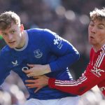 Jarrad Branthwaite berebut bola dengan Rasmus Hojlund