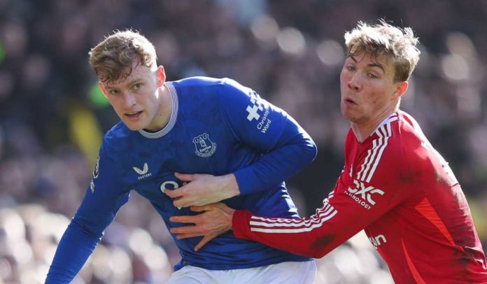 Jarrad Branthwaite berebut bola dengan Rasmus Hojlund