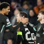 Jarrel Quansah merayakan gol Harvey Elliot