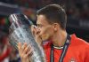 Joao Palhinha mencium trofi UEFA Nations League