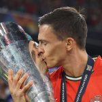 Joao Palhinha mencium trofi UEFA Nations League