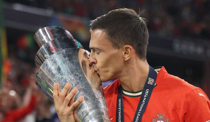 Joao Palhinha mencium trofi UEFA Nations League