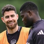 Jorginho dan Thomas Partey berbicara di sesi latihan Arsenal