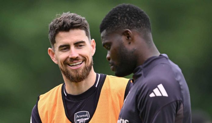 Jorginho dan Thomas Partey berbicara di sesi latihan Arsenal