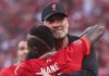 Jurgen Klopp memeluk Sadio Mane usai final Piala FA 2022