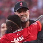 Jurgen Klopp memeluk Sadio Mane usai final Piala FA 2022