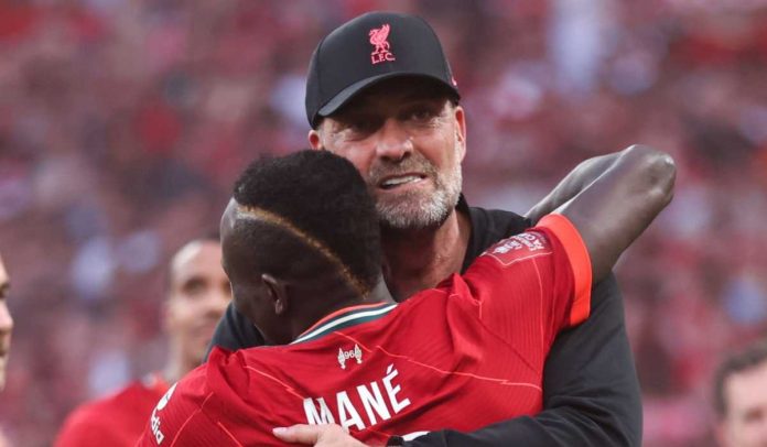 Jurgen Klopp memeluk Sadio Mane usai final Piala FA 2022