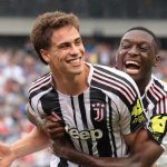 Kenan Yildiz merayakan golnya bersama Randal Kolo Muani