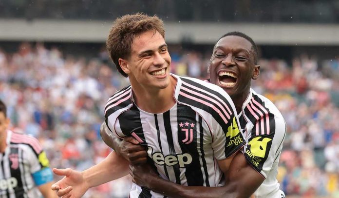 Kenan Yildiz merayakan golnya bersama Randal Kolo Muani