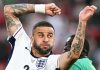 Kyle Walker berduel dengan bek Senegal