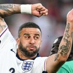 Kyle Walker berduel dengan bek Senegal