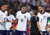 Kyle Walker bersama Jude Bellingham dan Morgan Rofers sedang berbicara dengan wasit
