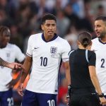 Kyle Walker bersama Jude Bellingham dan Morgan Rofers sedang berbicara dengan wasit