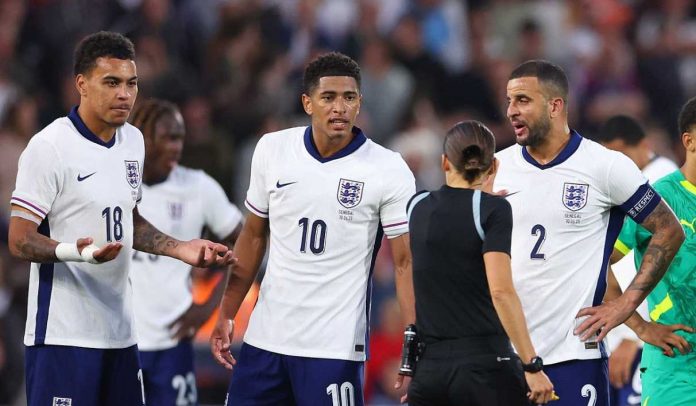 Kyle Walker bersama Jude Bellingham dan Morgan Rofers sedang berbicara dengan wasit