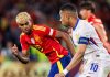 Kylian Mbappe berlari menggiring bola dibayangi Lamine Yamal