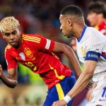 Kylian Mbappe berlari menggiring bola dibayangi Lamine Yamal