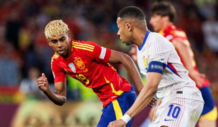 Kylian Mbappe berlari menggiring bola dibayangi Lamine Yamal