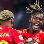 Lamine Yamal merayakan gol bersama Nico Williams