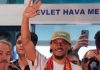 Leroy Sane melambaikan tangan ke arah fans Galatasaray setibanya di Turki